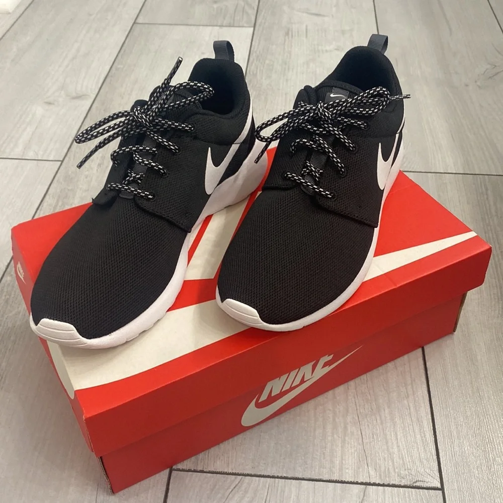 NWT Black Nike Roshe One Women's Sneaker Size 8 - Picture 6 of 12